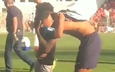 Effetto Neymar, bimbo invade e piange di gioia
