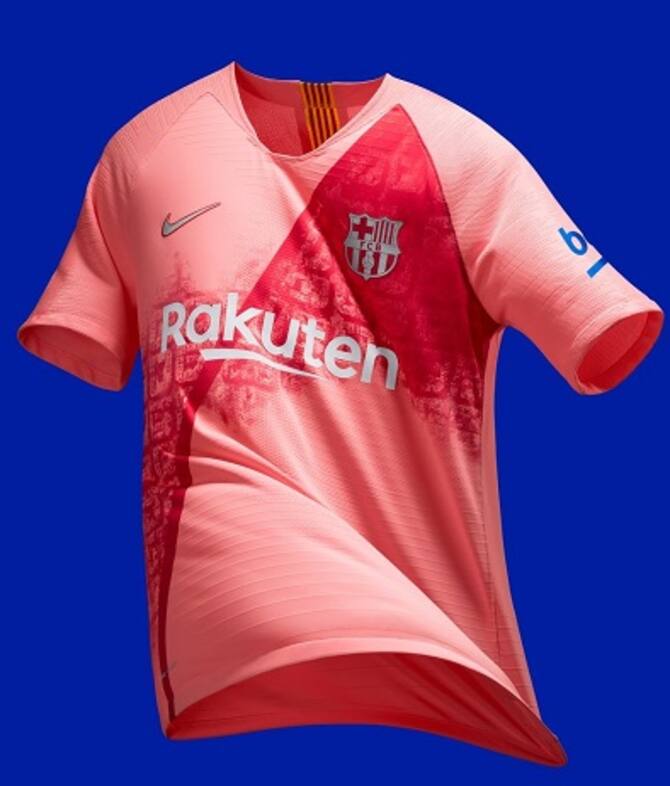 Rosa con i tetti cittadini il Barcellona svela la terza maglia