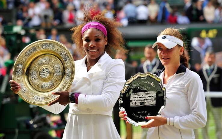 Serena Williams e Agnieszka Radwanska dopo la finale di Wimbledon 2012 (getty)