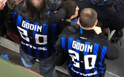 Inter, Godin già idolo: la sua maglia allo stadio