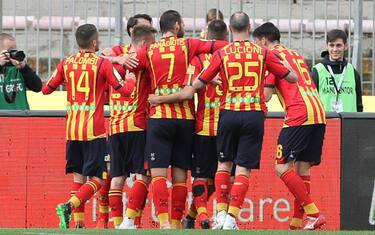 Lecce, poker e primo posto. Show della Salernitana