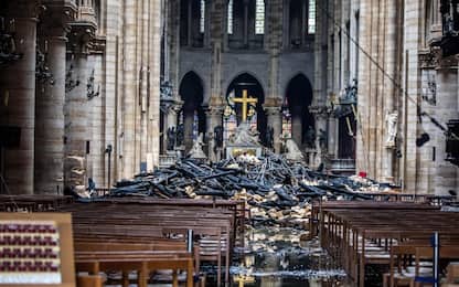 Notre-Dame, fiamme domate. Macron: "Ricostruiremo"