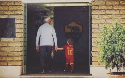 Nonno Ranieri porta il nipote nel mondo Roma. FOTO