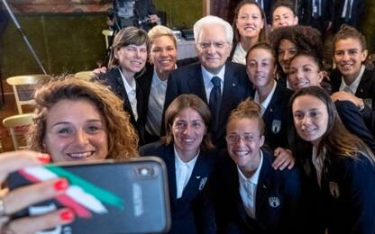 Selfie con Azzurre. Mattarella: "Me lo mandate?"