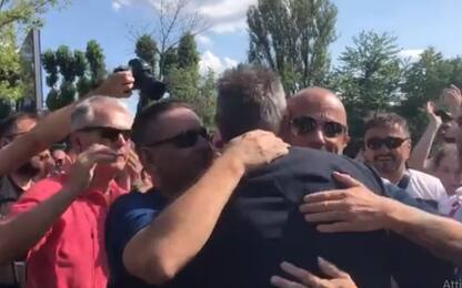 Bologna, i tifosi abbracciano Mihajlovic. VIDEO