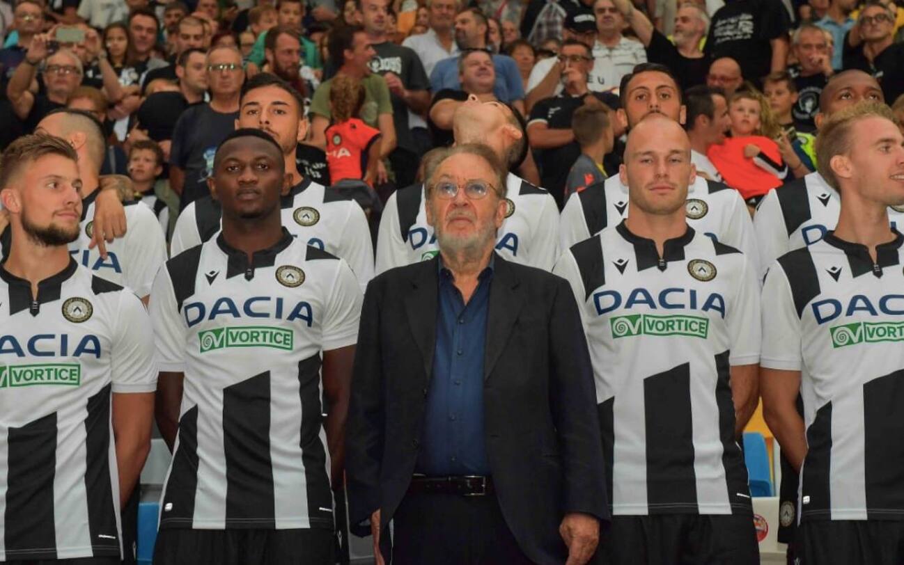 Udinese, la nuova maglia per le partite in casa ispirata a quella di Zico. LE FOTO Sky Sport Udinese, la nuova maglia per le partite in casa ispirata a quella di Zico. LE FOTO Sky Sport