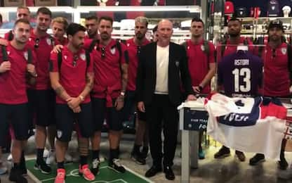 Cagliari ricorda Astori, la maglia all'aeroporto