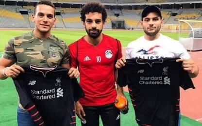Salah, prove di Liverpool: posa con due tifosi