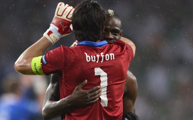 Balotelli abbraccia Buffon gianluigi buffon, mario balotelli