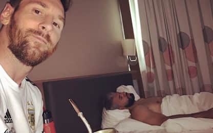 Messi burlone: foto con Aguero mentre dorme