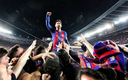 Barça, Messi festeggia l'impresa tra i tifosi