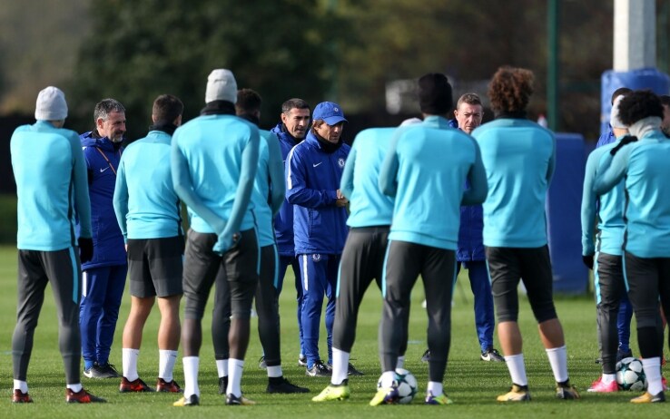 Conte parla con la squadra durante l'allenamento in vista della partita con la Roma (Lapresse)