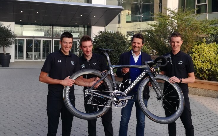 Elia Viviani con i compagni di squadra Gianni Moscon e Salvatore Puccio e il presidente di Pinarello Cicli Fausto Pinarello
