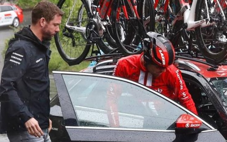 Giro Italia, ritiro per Tom Dumoulin: 'Troppo dolore al..