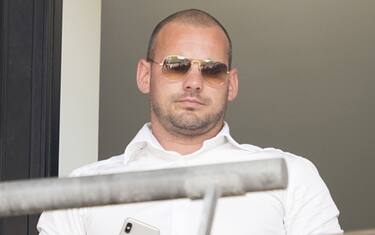 Nuova vita da dirigente: Sneijder irriconoscibile