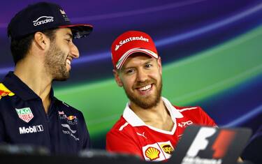 Ricciardo: "Vincere qui basta". Seb: "Contento tu"