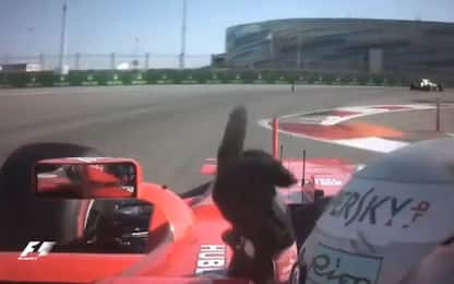 Vettel, finale teso: dito medio a Massa