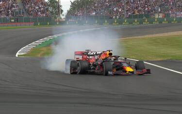 Vettel tampona Verstappen, poi chiede scusa. VIDEO