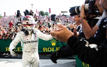 Super Hamilton, vince in Ungheria. Terzo Vettel