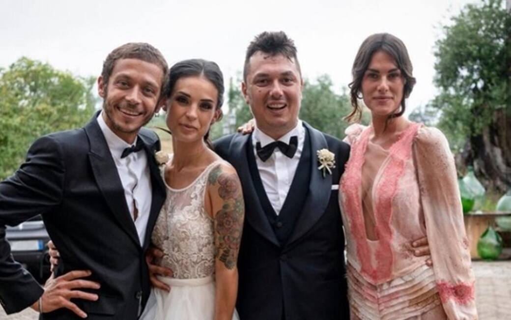 Uccio sposo, Valentino Rossi testimone dell'amico. Al matrimonio Cesare Cremonini. LE FOTO Sky Uccio sposo, Valentino Rossi testimone dell'amico. Al matrimonio Cesare Cremonini. LE FOTO Sky