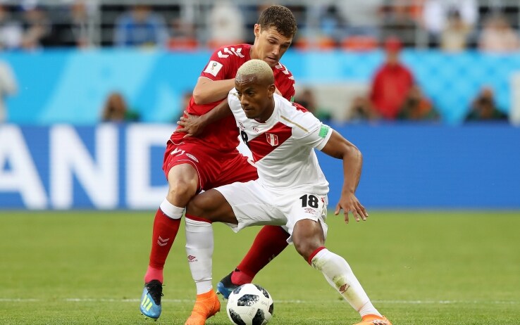 Carrillo protegge la palla andre carrillo, andreas christensen