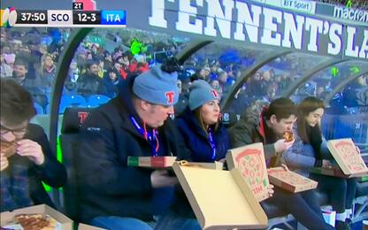 6 Nazioni, tifosi Scozia in panca: mangiano pizza