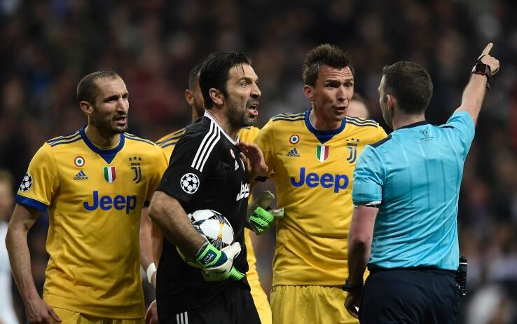 Juventus Buffon Un Arbitro Cosi Ha Un Bidone Di Spazzatura Al