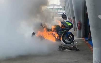 La Suzuki di Rins prende fuoco in pit lane VIDEO