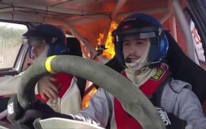 Rally, l'auto prende fuoco: piloti in fuga VIDEO