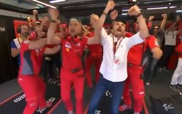 Mugello, il finale infuocato visto dai box. VIDEO