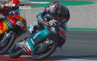 Moto3, salvataggio spettacolare di Sasaki. VIDEO
