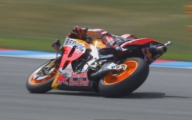 Marquez, caduta-non caduta da brividi. VIDEO