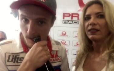 Miller aiuta Vera: le stappa una birra con i denti