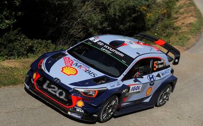 WRC, Corsica: Neuville c'è, Ogier davanti a tutti