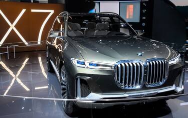 BMW X7 concept, prove di mega SUV a Francoforte