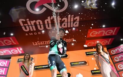Giro, Bennett sprinta a Imola. Yates resta in rosa