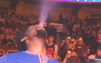 NBA, Joel Embiid fa il wrestler e imita Triple H