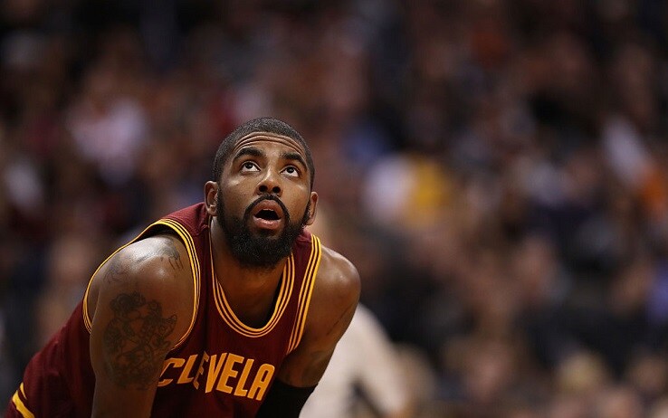 NBA, Kyrie Irving Ã¨ convinto: âLa Terra Ã¨ piattaâ | Sky Sport