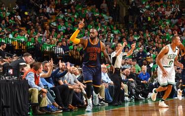 NBA, LeBron supera Jordan: 1° marcatore ai playoff