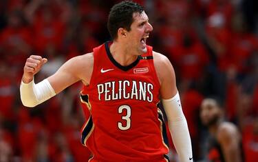 Con un Mirotic mai visto, New Orleans domina: 3-0