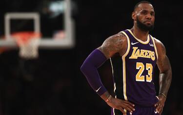 LeBron stavolta non sbaglia i liberi, Curry show