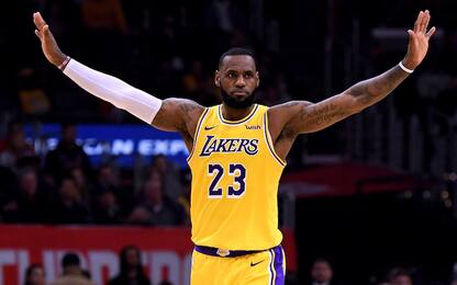 Torna LeBron e i Lakers vincono il derby all'OT