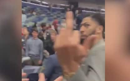 Davis mostra il dito medio a un tifoso Pelicans
