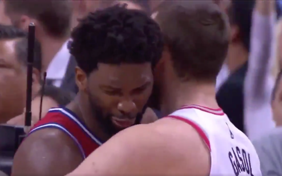 Playoff NBA, Embiid scoppia a piangere dopo la sconfitta, Marc Gasol lo ...