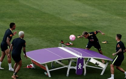 Neymar e Dani Alves si divertono con il teqball