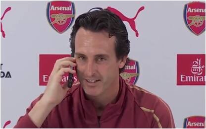 Emery, show al cellulare in conferenza stampa