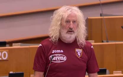 Bruxelles, eurodeputato in aula con maglia Toro
