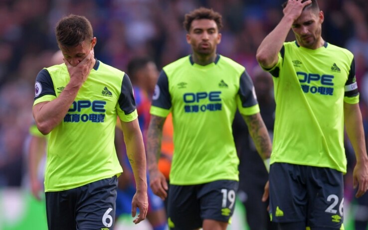 La delusione dei giocatori dell'Huddersfield La delusione dei giocatori dell'Huddersfield
