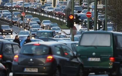 Vivere vicino al traffico può aumentare il rischio di demenza 