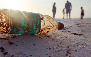 Una bottiglia di shampoo fatta con la plastica dell'Oceano